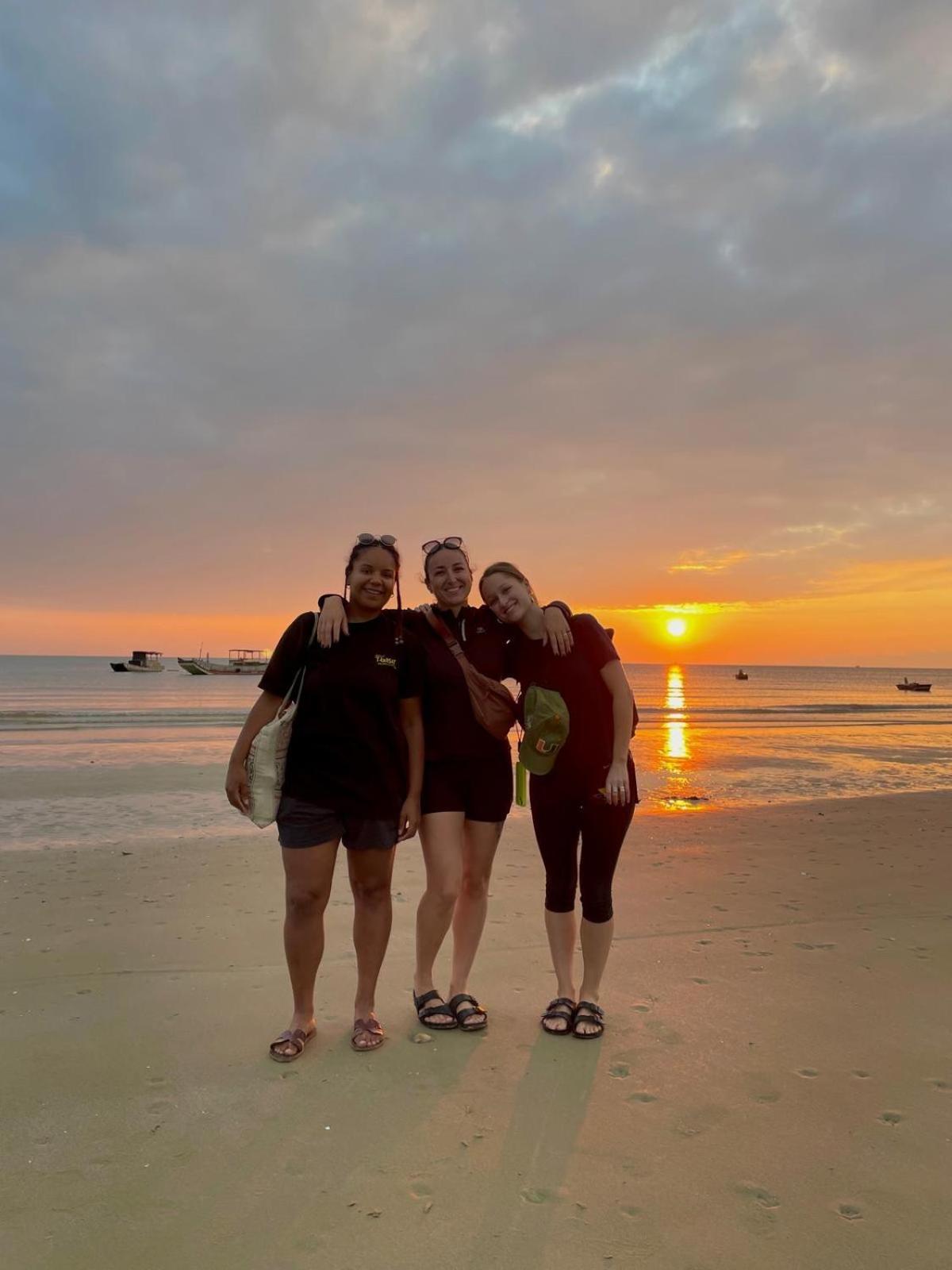Coto Center Homestay Đảo Cô Tô Esterno foto